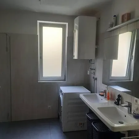 Quiet With Shared Kitchen Bathroom Apartamento